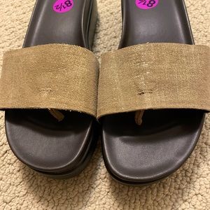 Brand new Donald Pliner Fifi sandals
